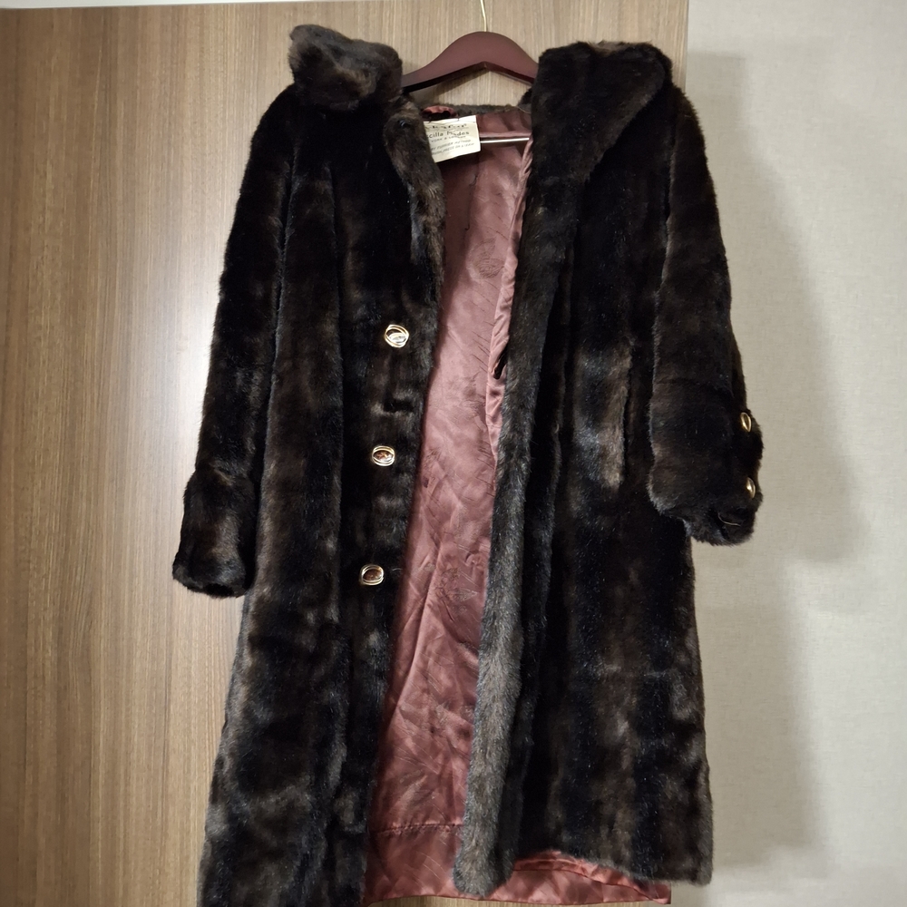 Vintage Lykafur Elegant Faux Fur Coat in Rich Brown